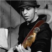 Musicien donne cours de guitare basse pour débutants/intermédiaires
